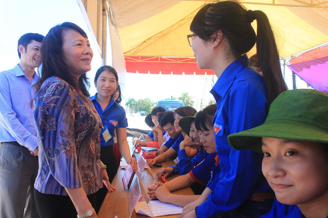 Thứ trưởng Bộ GD- ĐT Nguyễn Thị Nghĩa thăm các bạn TNTN đang làm nhiệm vụ trưa 30/6. Ảnh: Hoàng Lam