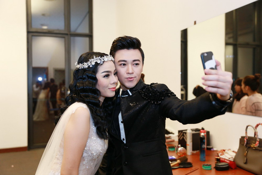 MC Phan Anh và Lệ Quyên trong hậu trường liveshow của cô.