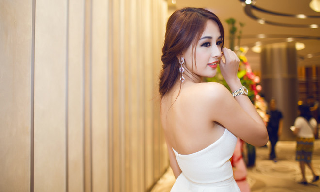 Mai Phương Thúy lưng trần quyến rũ sau thời gian 'ở ẩn'