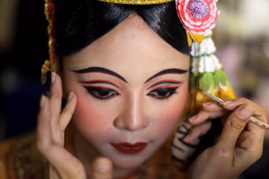 Các vũ công chuẩn bị trong hậu trường trước buổi biểu diễn của nhà hát Khon. Vũ kịch mặt nạ Khon của Campuchia vừa được UNESCO, cơ quan văn hóa của Liên Hợp Quốc, liệt kê là một di sản văn hóa phi vật thể cùng phiên bản vũ kịch Lakhon Khol của nước láng g