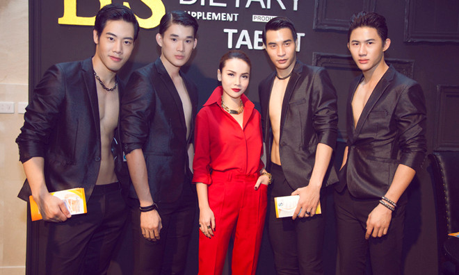 Yến Trang 'chuẩn men' bên dàn mẫu nam Thái Lan