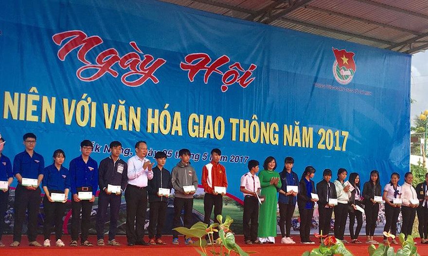 Đại diện Uỷ ban ATGT quốc gia trao quà cho các Đoàn viên tại ngày hội.