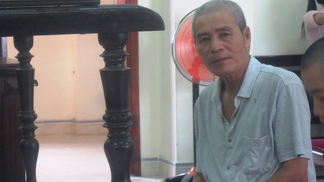 Bị Cáo Được trước vành móng ngựa. 