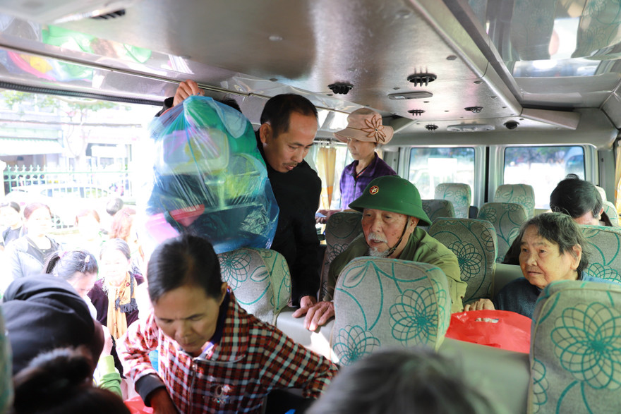 Các bệnh nhân vui vẻ trên "chuyến xe nghĩa tình"