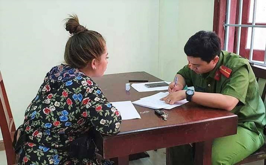 Công an quận Thanh Khê (TP Đà Nẵng) lấy lời khai bà V. người hành hung nữ phóng viên VTV8. 