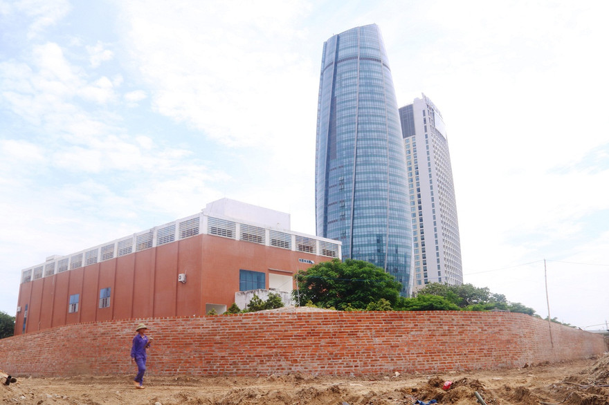 Công trình tòa nhà Trung tâm hành chính thành phố Đà Nẵng xây dựng trong phạm vi bảo vệ của di tích thành Điện Hải. Ảnh: Nguyễn Thành