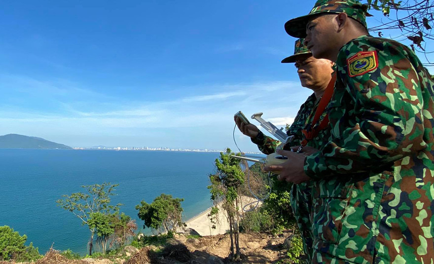 Lực lượng Biên phòng điều khiển thiết bị flycam phục vụ việc tìm kiếm. 