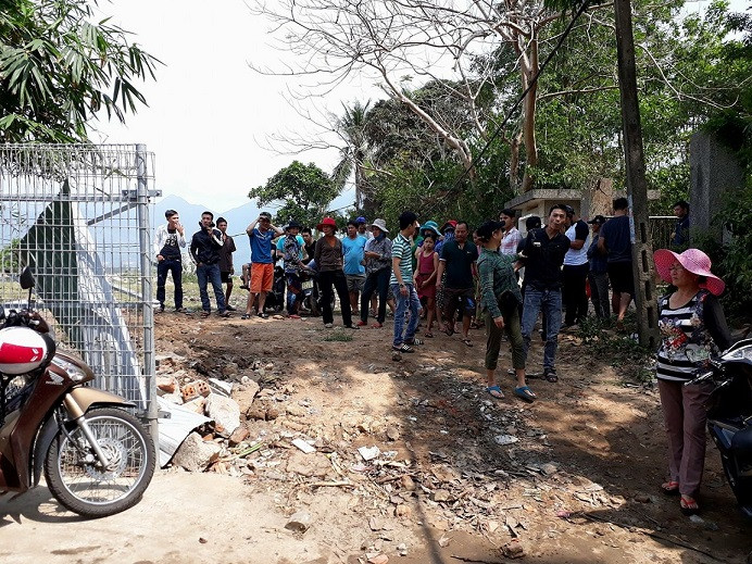 Sáng 31/3, đông đảo người dân Nam Ô đã có mặt tại khu vực lối dẫn xuống ghềnh đá để theo dõi việc tháo dỡ rào chắn và yêu cầu trả lại diện tích sân bóng đã bị vây Ảnh Nguyễn Thành