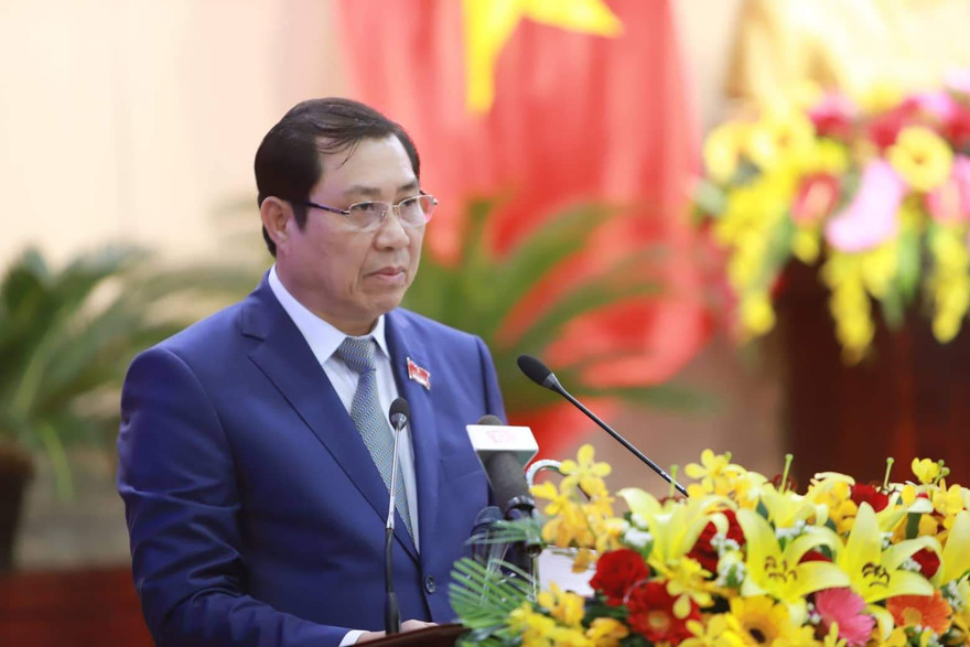 Ông Huỳnh Đức Thơ, Chủ tịch UBND TP Đà Nẵng giải trình và chia sẽ với đại biểu và cử tri thành phố. Ảnh: Nguyễn Thành