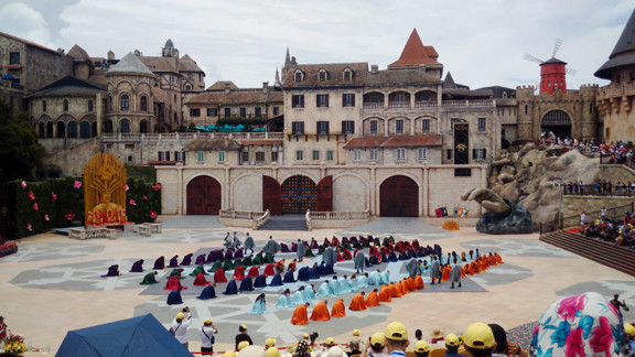 Hơn 200 nghệ sĩ đến từ 17 quốc gia tham gia biểu diễn tại vũ hội