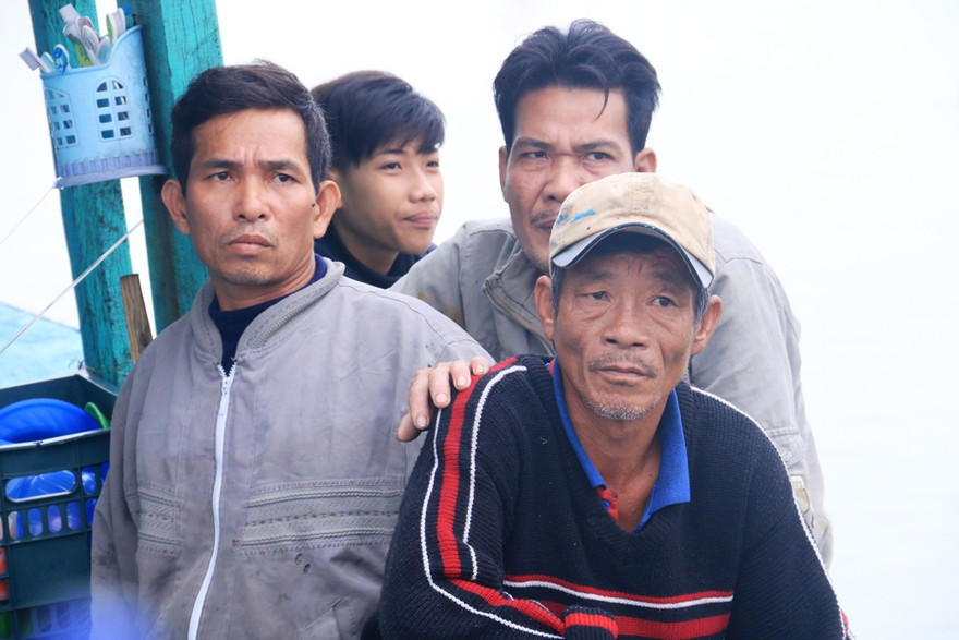 Các thuyền viên trên tàu cá BĐ 98147 TS mệt mỏi sau nhiều giờ tàu cá bị sự cố, phải thả trôi. Chuyến biển bất thành, các ngư dân vào bờ trắng tay. Ảnh Nguyễn Thành