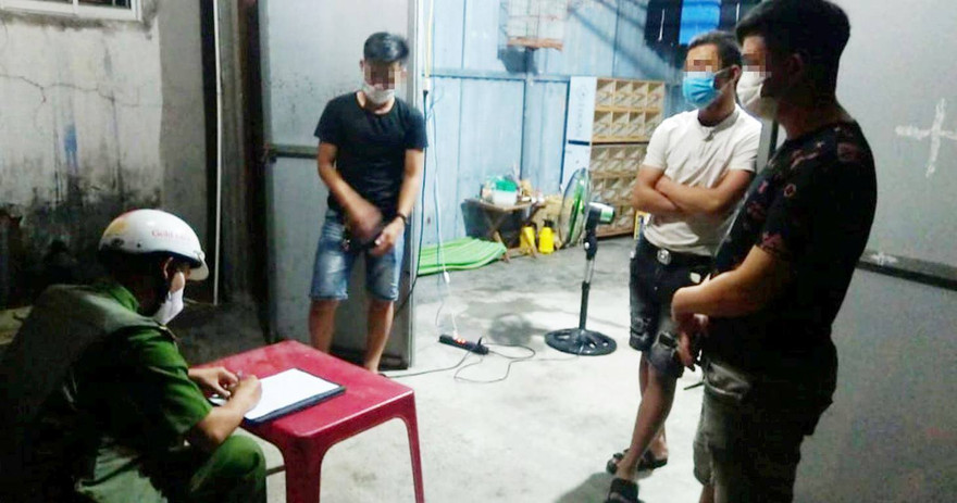 Công an lập biên bản nhóm thanh niên tụ tập ăn nhậu giữa lúc dịch bệnh bùng phát. 