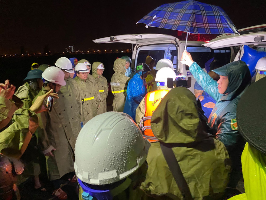 Lực lượng chức năng Đà Nẵng nổ lực tìm kiếm tàu thuyền bị nạn.