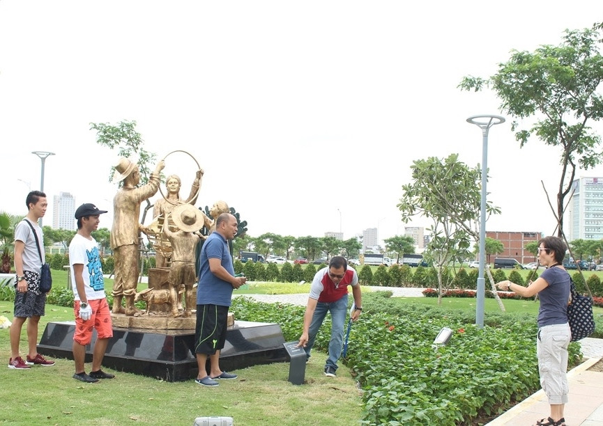 Du khách tham quan công viên APEC, liền kề công viên APEC là vệt đất "vàng" rộng khoảng 10ha thành phố Đà Nẵng đã giao cho các nhà đầu tư. Cử tri và đại biểu HĐND thành phố kiến nghị thu hồi khu đất này để làm công viên, quảng trường trung tâm bởi thành 