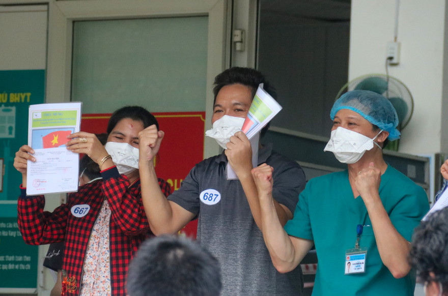 Bác sĩ bệnh viện dã chiến Hoà Vang và bệnh nhân COVID-19 thể hiện niềm tin quyết thắng COVID-19. Ảnh: Nguyễn Thành