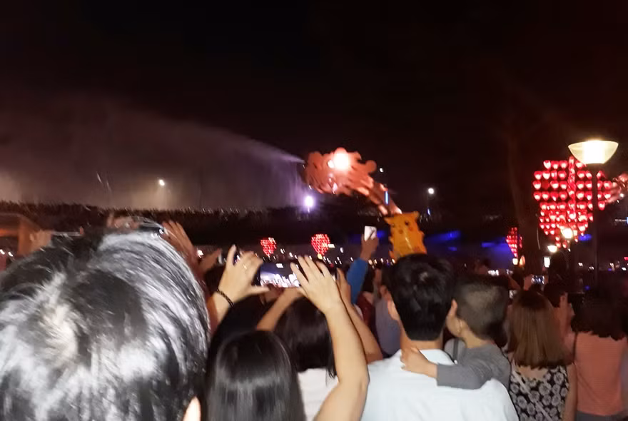Du khách xem cầu Rồng phun nước, phun lửa. 