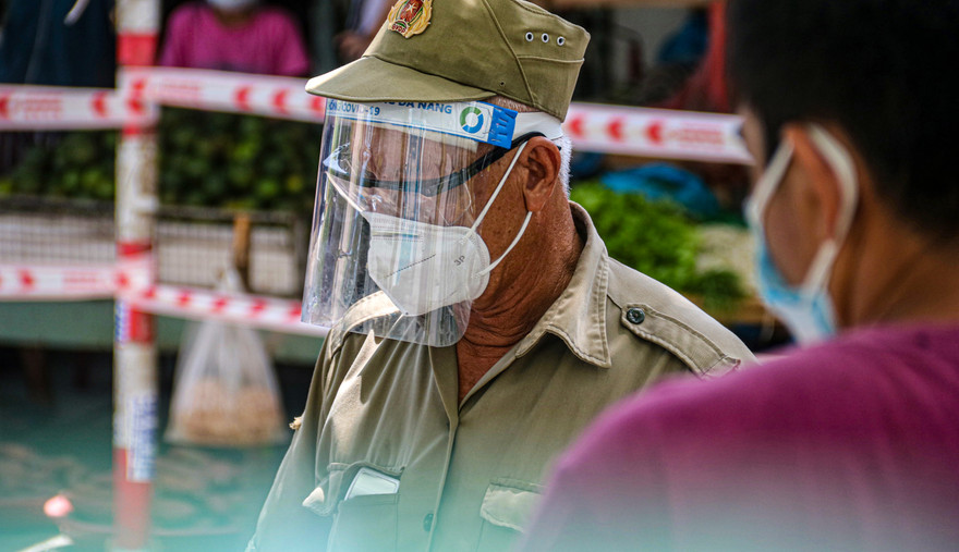 Tổ giám sát cộng đồng tại phường Nại Hiên Đông (quận Sơn Trà, Đà Nẵng) thực hiện nhiệm vụ tại các địa điểm áp dụng biện pháp cách ly.Ảnh: Nguyễn Thành