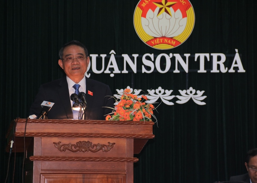 Ông Trương Quang Nghĩa, Bí thư Thành ủy Đà Nẵng trả lời ý kiến của cử tri tại buổi tiếp xúc. 