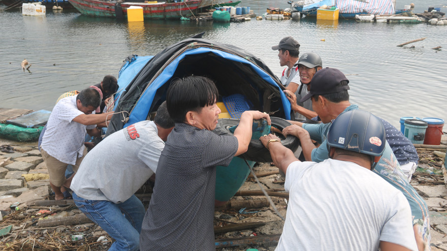 Người dân Đà Nẵng giúp nhau di chuyển tàu thuyền lên bờ trước khi bão số 9 đổ bộ vào. Ảnh: Nguyễn Thành