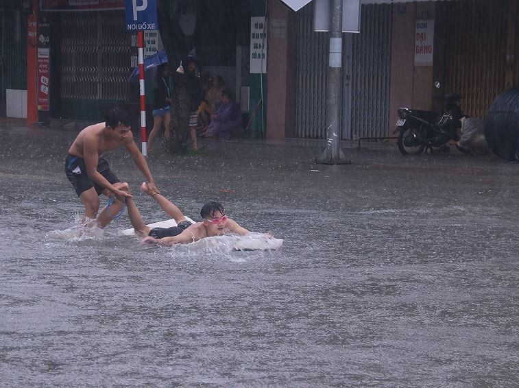 Phố thành sông, thiếu niên Đà Nẵng nô nức tập... bơi 
