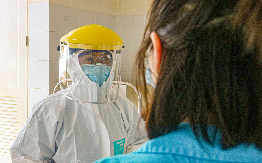 Nhân viên y tế bệnh viện Đà Nẵng chăm sóc bệnh nhân COVID-19. Ảnh: Nguyễn Thành