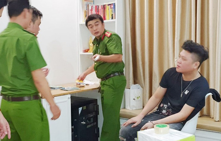 Cơ quan Công an khám xét nơi ở của đối tượng cầm đầu Trần Viết Nghĩa. Ảnh: CA