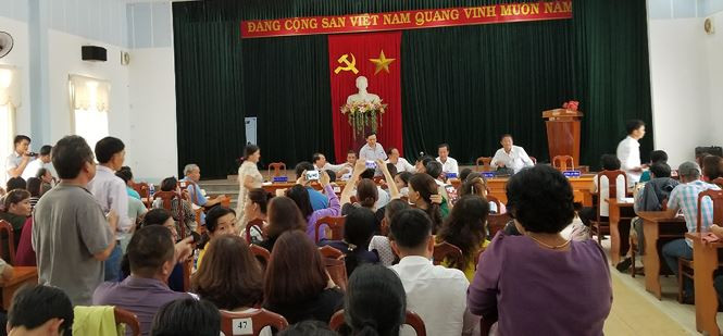 Hàng trăm người dân mua đất tại 3 dự án của Bách Đạt kéo đến trụ sở ủy ban tỉnh và tham gia buổi tiếp công dân của lãnh đạo tỉnh Quảng Nam vào ngày 9/4. 