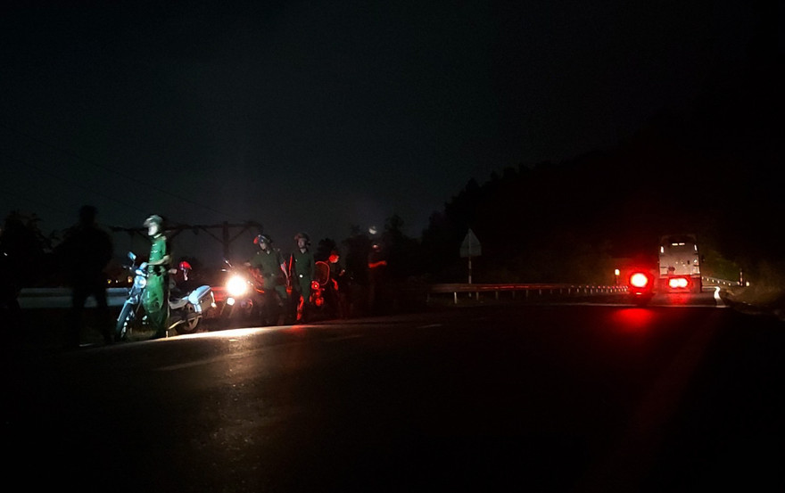 Xem lực lượng chức năng trắng đêm tổ chức vây bắt kẻ ‘vượt ngục’ lẩn trốn ở rừng Hải Vân