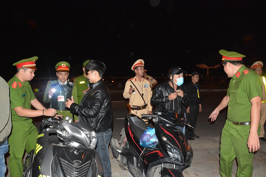Lực lượng 911 (CATP Đà Nẵng) làm nhiệm vụ tuần tra, chốt chặn kiểm soát an ninh trật tự. 
