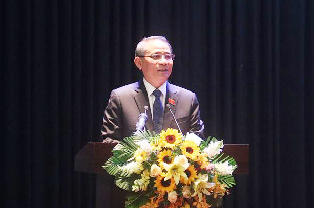 Ông Trương Quang Nghĩa, Bí thư Thành ủy, Trưởng đoàn ĐBQH thành phố Đà Nẵng trả lời ý kiến cử tri. Ảnh: Nguyễn Thành