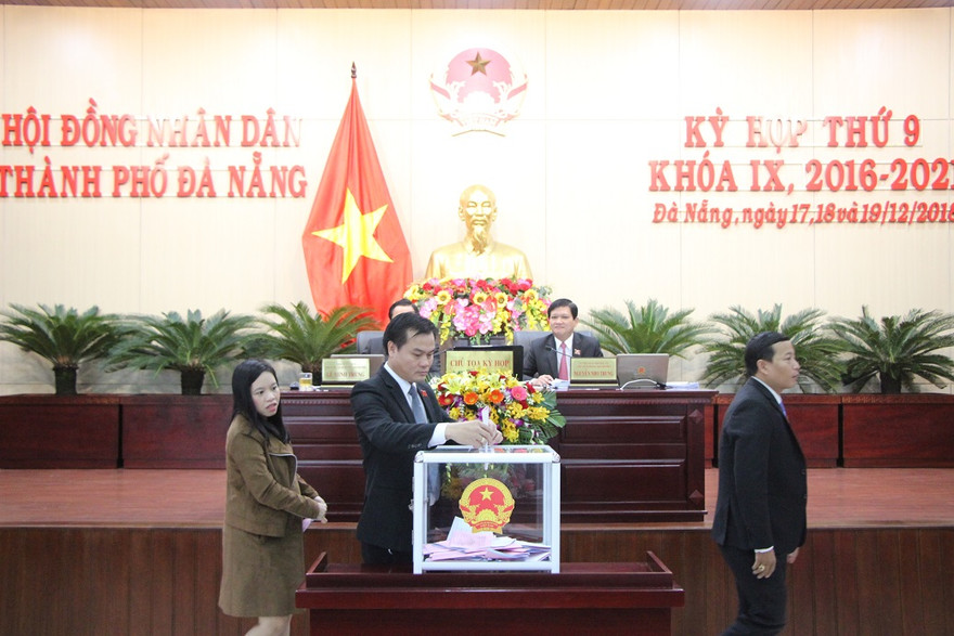 Các đại biểu HĐND TP bỏ phiếu tín nhiệm. 