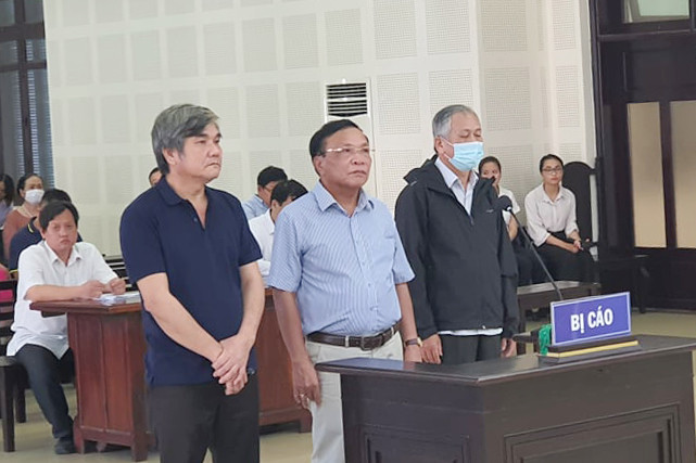 Ba bị cáo phiên toà.