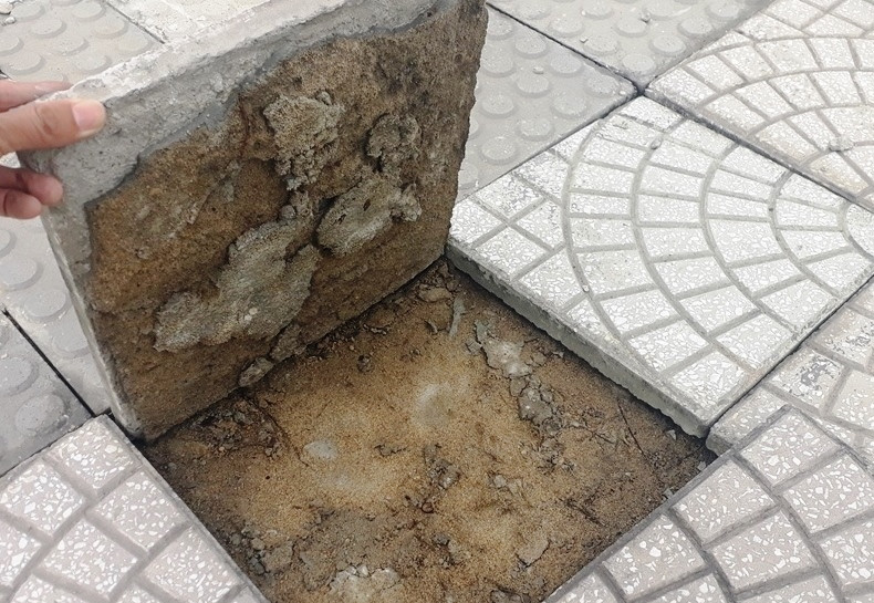 Đá, gạch lát vỉa hè ở Đà Nẵng bong tróc, bên dưới chỉ là cát. Ảnh Nguyễn Thành