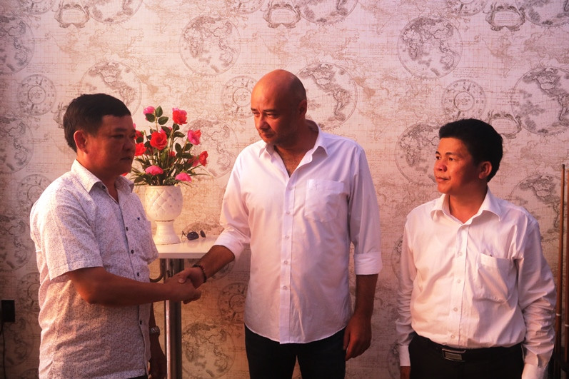 Lãnh đạo quận Liên Chiểu biểu dương anh Jean Christophe đã dũng cảm cứu người trong hỏa hoạn. Ảnh Nguyễn Thành