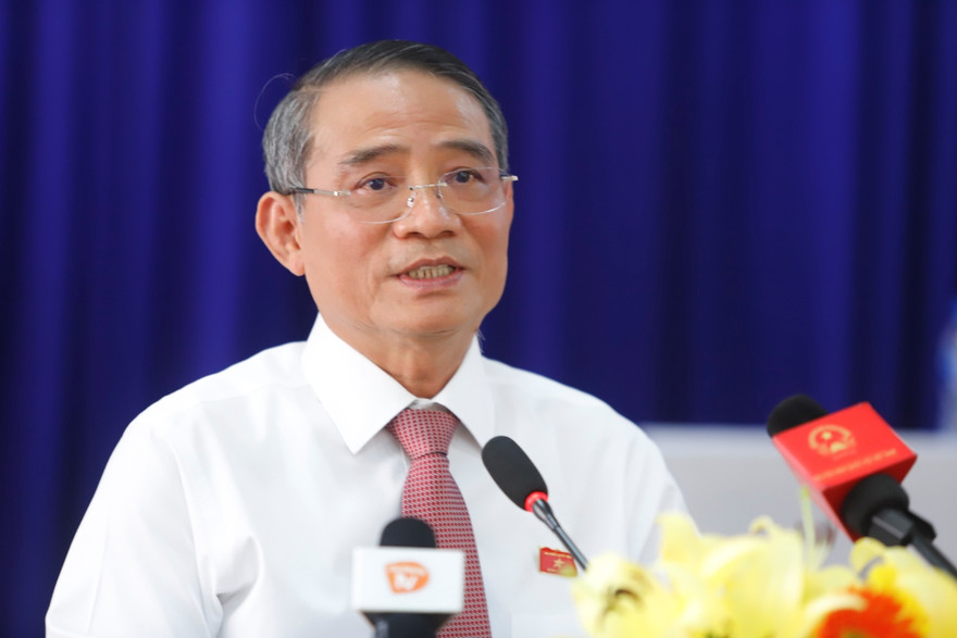 Ông Trương Quang Nghĩa, Bí thư Thành ủy Đà Nẵng trả lời các ý kiến của cử tri quận Hải Châu. Ảnh Nguyễn Thành