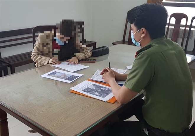 Bà T.T.N.M tại buổi làm việc với cơ quan công an. 