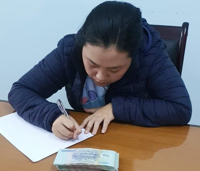 Đối tượng Nguyễn Thị Thuỳ Trang và tang vật tại cơ quan công an. Ảnh: CTV