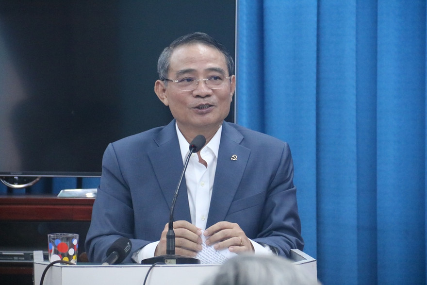 Ông Trương Quang Nghĩa tại buổi làm việc, trao đổi với cán bộ lão thành Câu lạc bộ Thái Phiên. Ảnh Nguyễn Thành