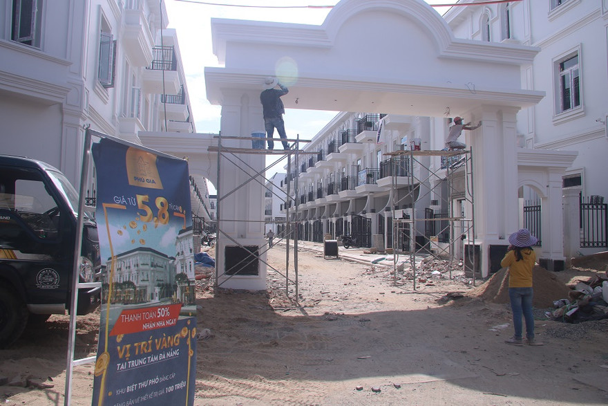 Dù chưa đủ điều kiện nhưng dự án Phú Gia Compound (Đà Nẵng) vẫn được ra bán giá từ 5,8 tỷ đồng/căn hộ. Ảnh: Nguyễn Thành
