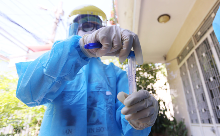 Lấy mẫu xét nghiệm COVID-19 tại Đà Nẵng