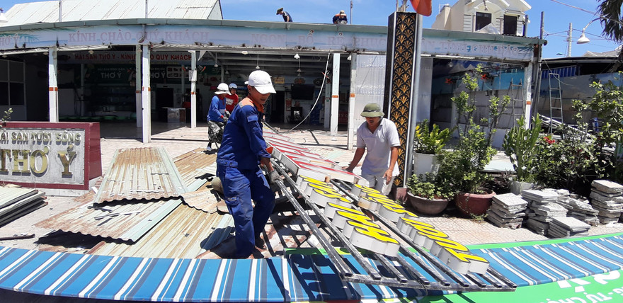 Tháo dỡ nhà hàng vi phạm trên tuyến đường ven biển tại quận Sơn Trà (TP Đà Nẵng)