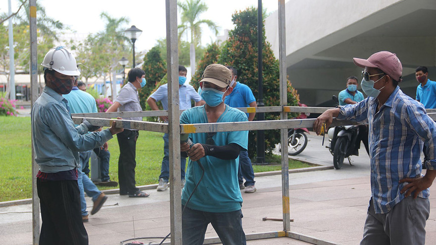 Gấp rút triển khai bệnh viện dã chiến tại Cung thể thao Tiên Sơn - ảnh Nguyễn Thành 