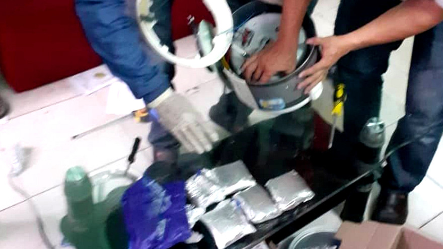 Lực lượng Đoàn Đặc nhiệm thu giữ tang vật ma túy trong vụ án. Ảnh: Trúc Hà