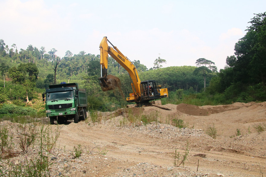 Hiện trường khai thác cát ngay dưới lòng sông Đắk Mi đã trơ đáy. Ảnh: Nguyễn Thành