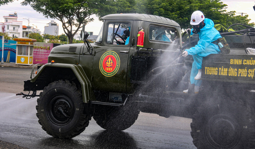 Binh chủng hoá học tiến hành phun khử khuẩn dập dịch COVID-19 trên diện rộng ở một số khu vực có nguy cơ lây nhiễm cao. Ảnh: Nguyễn Thành