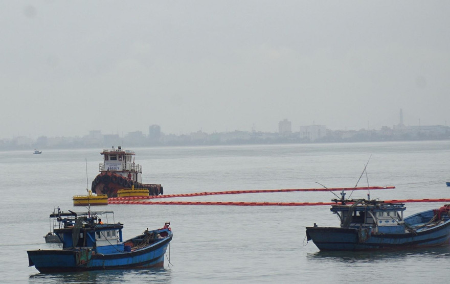 Lực lượng chức năng rải phải, ứng trực xung quanh khu vực sau khi sự cố xảy ra. 