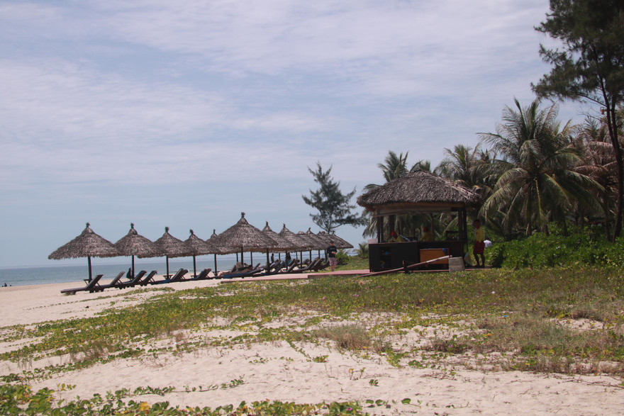 Một hàng mục được xây dựng trên quy hoạch vệt 50m khu vực bãi tắm công cộng. Ảnh: Nguyễn Thành