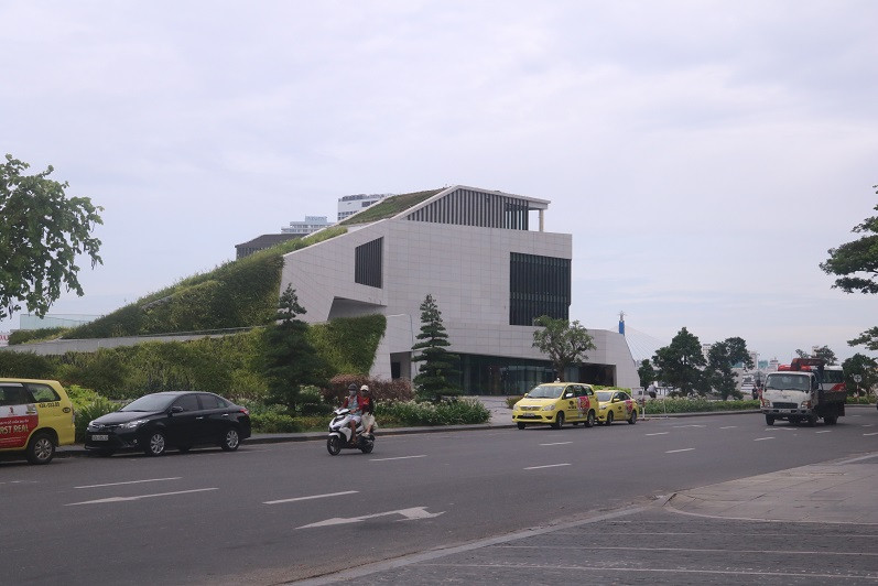 Nhà hàng và bến du thuyền tại khu vực phía Nam cảng sông Hàn hiện tại. Ảnh Nguyễn Thành