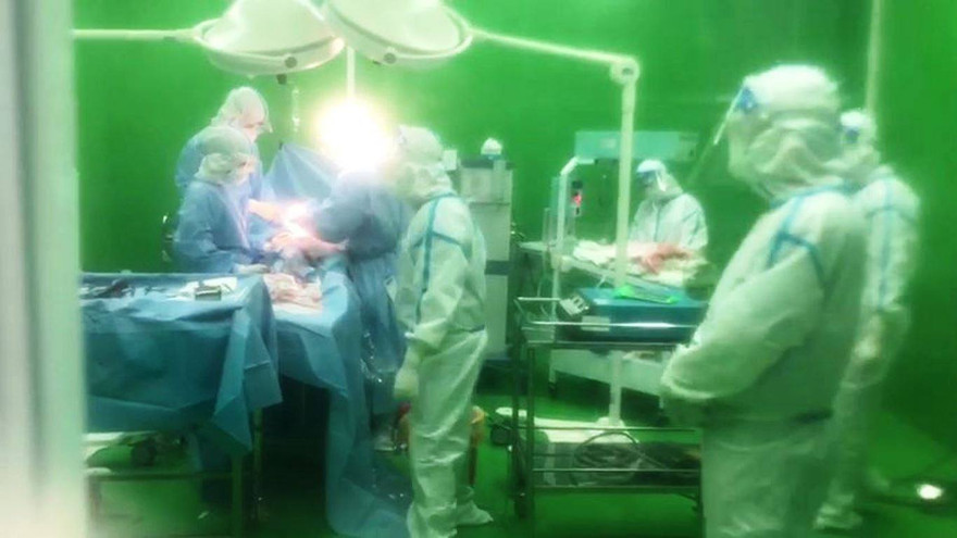 Hình ảnh các bác sĩ thực hiện ca phẩu thuậtcho sản phụ là bệnh nhân mắc COVID-19 số 569. Ảnh: BV cung cấp