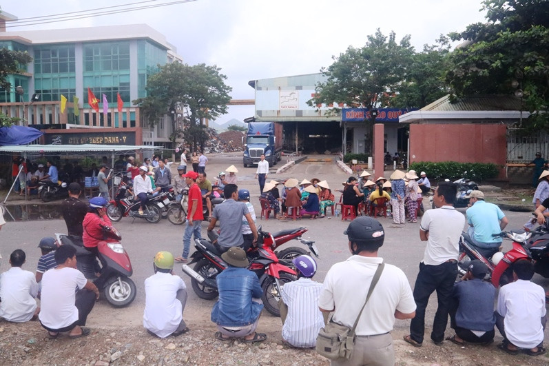 Người dân vây nhà máy thép Dana - Ý vào ngày 12/10 để phản đối ô nhiễm. Ảnh: Nguyễn Thành